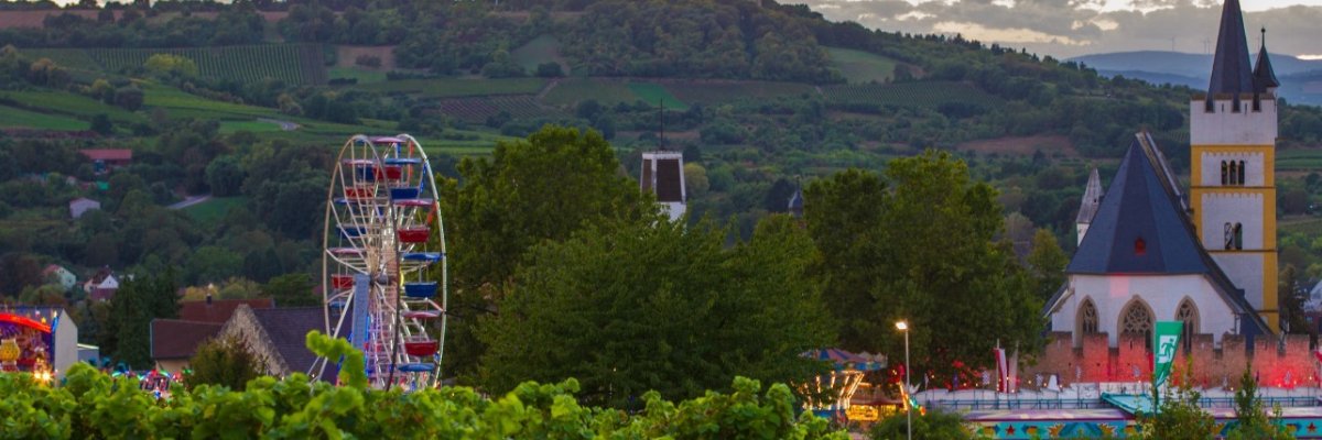 Panorama-Foto vom Rotweinfestplatz mit Burgjkirche, Riesenrad 