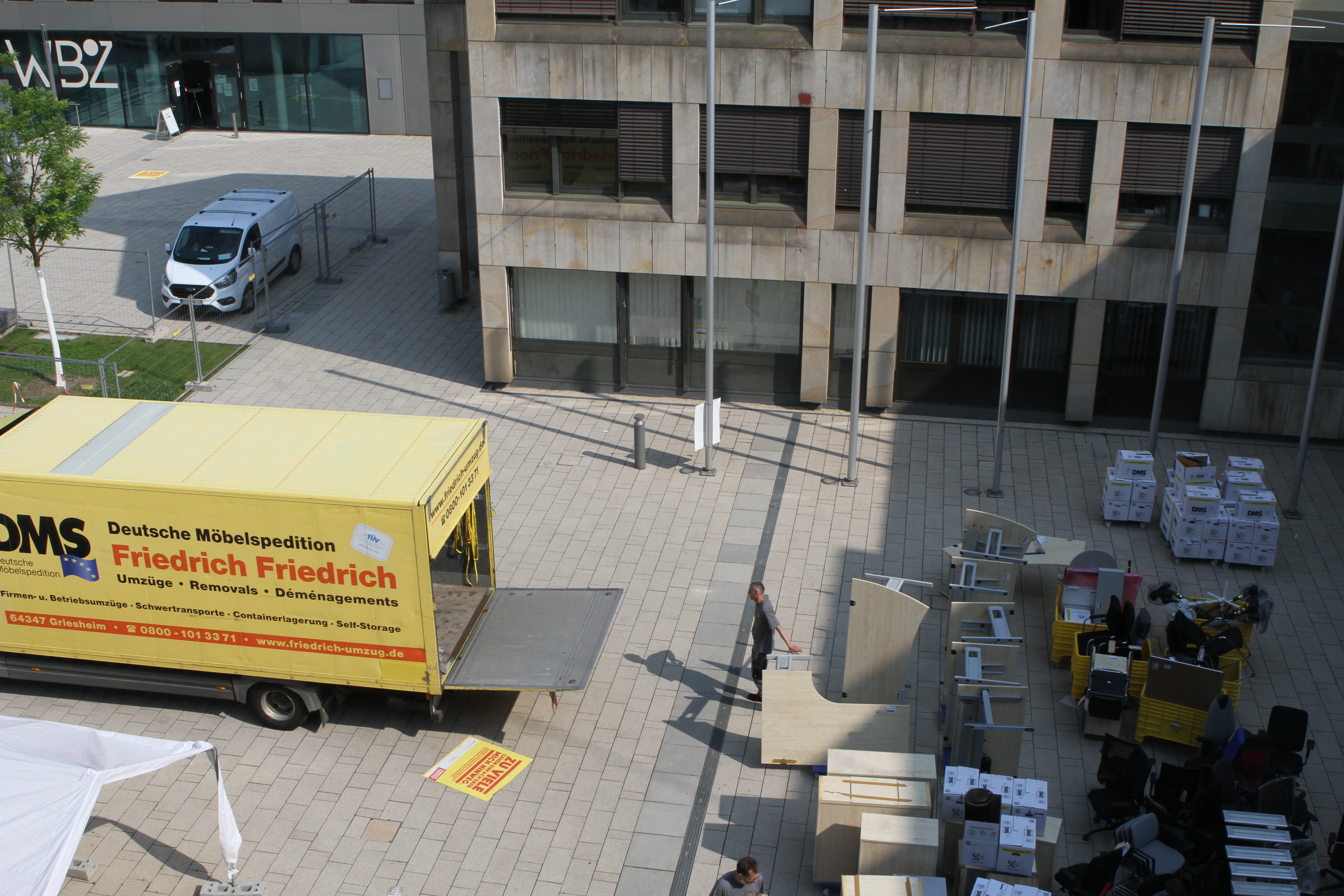 Umzugswagen auf dem Rathausplatz