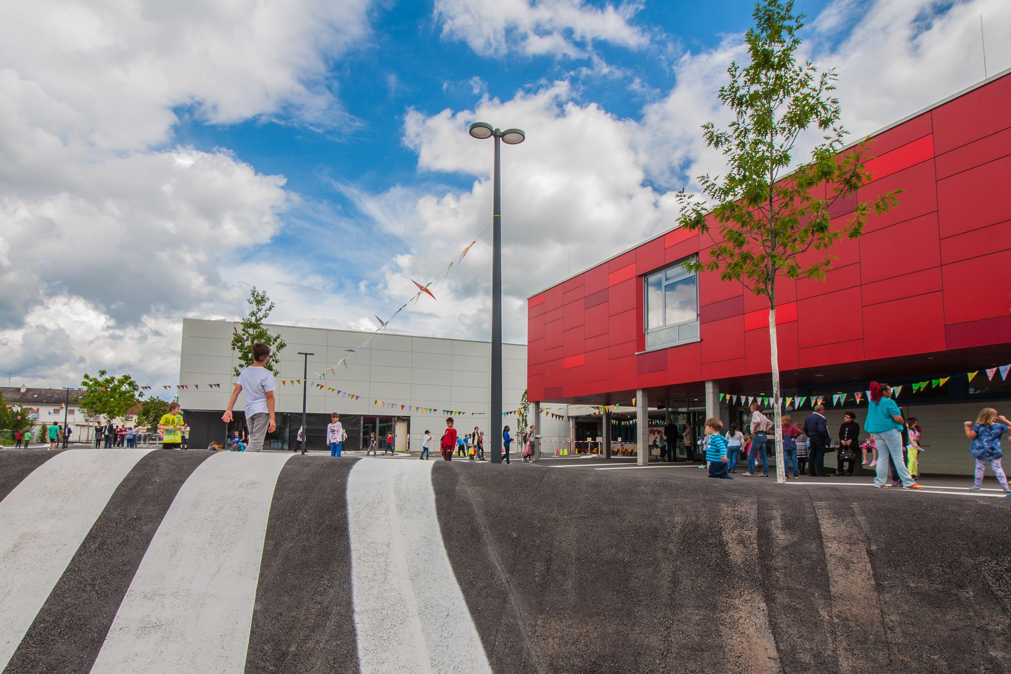 Brüder-Grimm-Schule und Schulhof