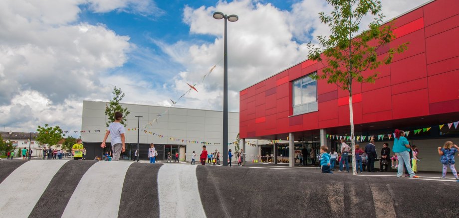 Brüder-Grimm-Schule und Schulhof