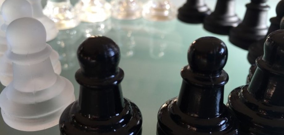 Schach-spielfiguren im Kreis angeordnet