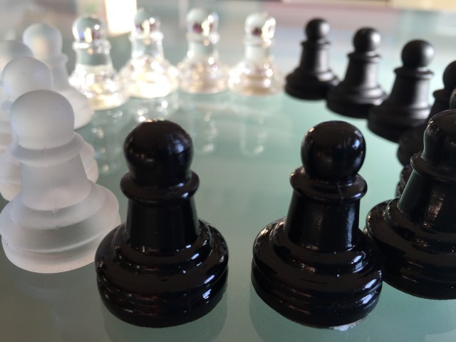Schach-spielfiguren im Kreis angeordnet