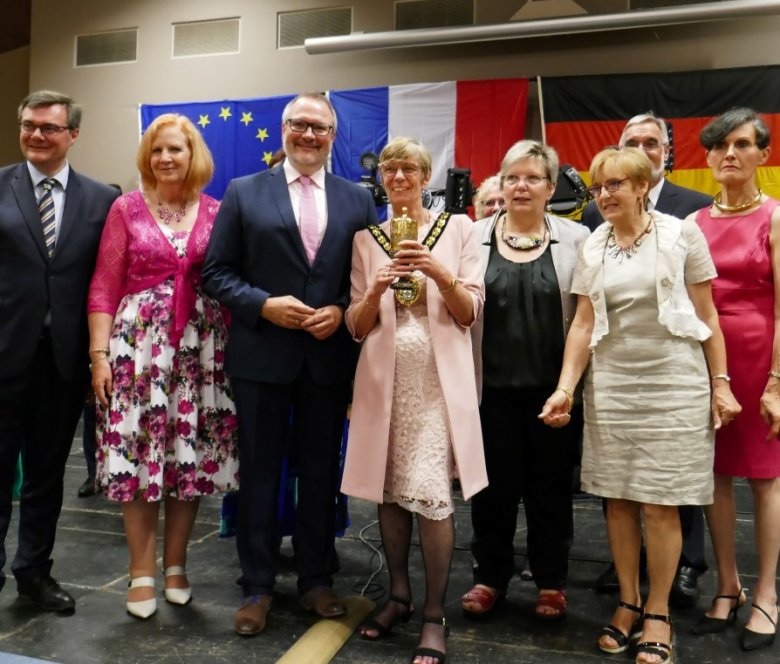 Gruppenfoto der Stadtvorstände der Dreierpartnerschaft Autun, Stevenage und Ingelheim.