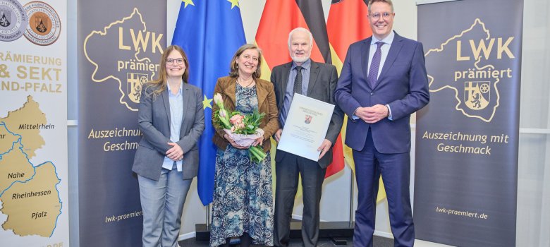 Foto: Ministerpräsident Alexander Schweitzer (rechts) sowie Beigeordnete der Stadt Ingelheim Dr. Christiane Döll (links) gratulierten Anne und Herbert Hamm zur Auszeichnung.  